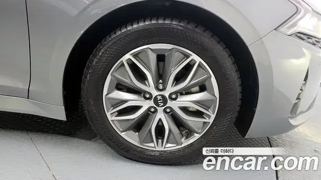 Kia K5 2020 — ფოტო 23/30