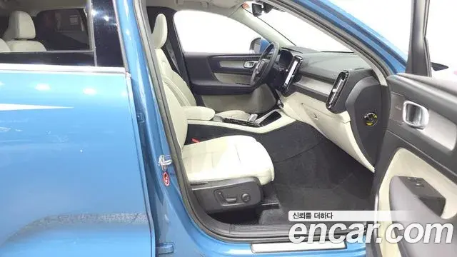 Volvo XC40 2022 — ფოტო 28/33