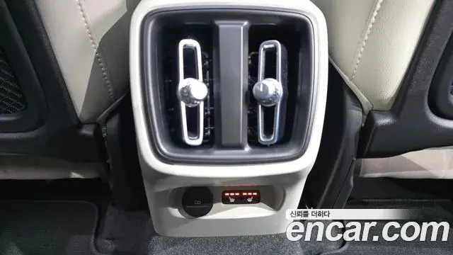 Volvo XC40 2022 — ფოტო 24/33