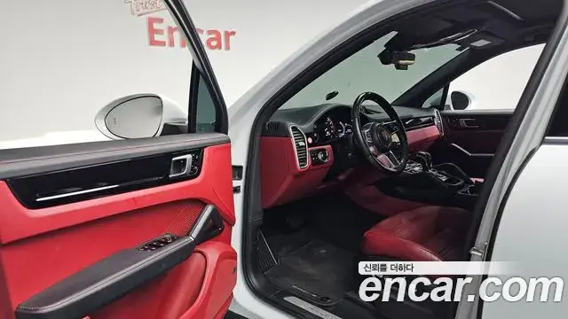 Porsche Cayenne 2021 — Şəkil 19/35