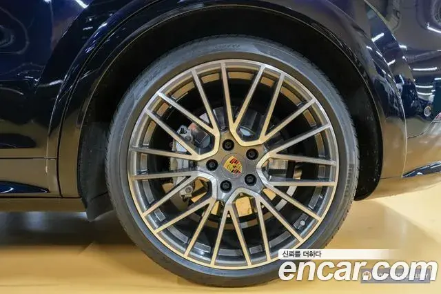 Porsche Cayenne 2021 — Photo 11/20