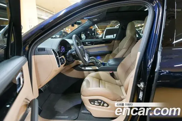 Porsche Cayenne 2021 — Photo 16/20