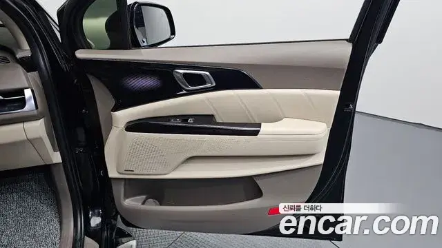 Kia Carnival 2022 — ფოტო 16/31