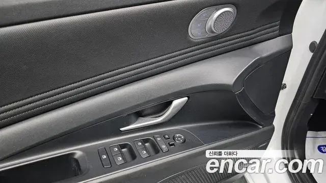 Hyundai The New Avante Hybrid 2020 — Photo 1/20