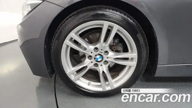 BMW 3 Series 2018 — Şəkil 31/32