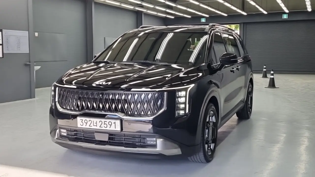 Kia Carnival 2025 — Photo 2/18