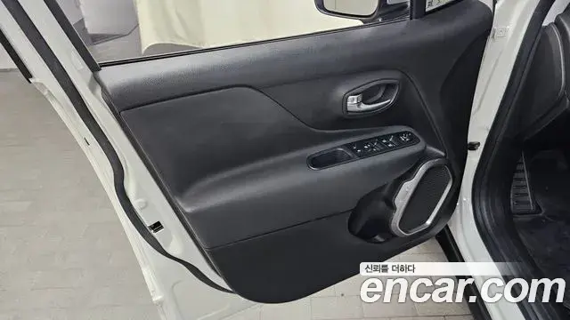 Jeep Renegade 2022 — Photo 29/31