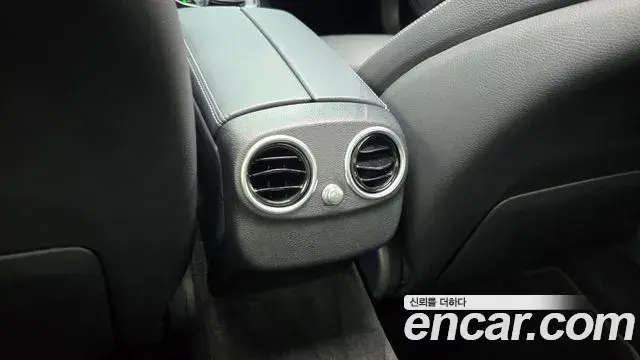 Mercedes-Benz C-Class 2018 — Photo 8/30