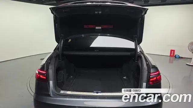 Audi A8 2021 — ფოტო 8/20