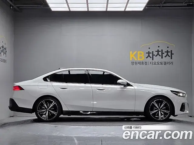 BMW 5 Series 2025 — Фото 9/20