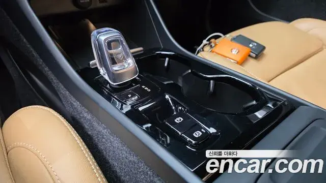 Volvo XC40 2022 — ფოტო 4/30