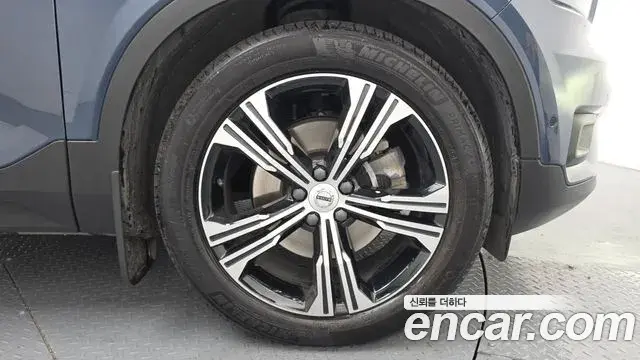 Volvo XC40 2021 — Şəkil 19/21