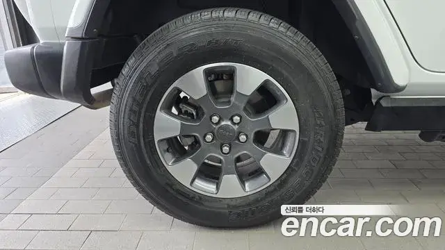 Jeep Wrangler 2022 — ფოტო 20/31