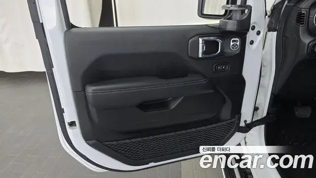 Jeep Wrangler 2022 — ფოტო 27/31