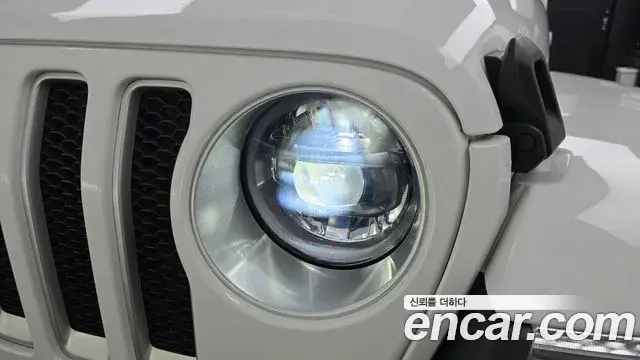 Jeep Wrangler 2023 — ფოტო 23/31