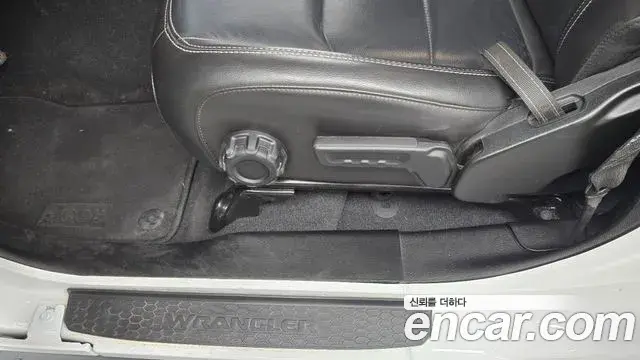 Jeep Wrangler 2023 — ფოტო 27/31