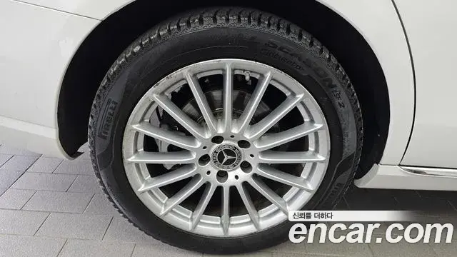 Mercedes-Benz E-Class 2020 — Photo 10/34