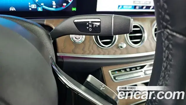 Mercedes-Benz E-Class 2020 — Photo 12/34