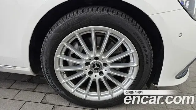 Mercedes-Benz E-Class 2020 — Photo 30/34