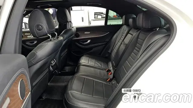 Mercedes-Benz E-Class 2020 — Photo 9/34