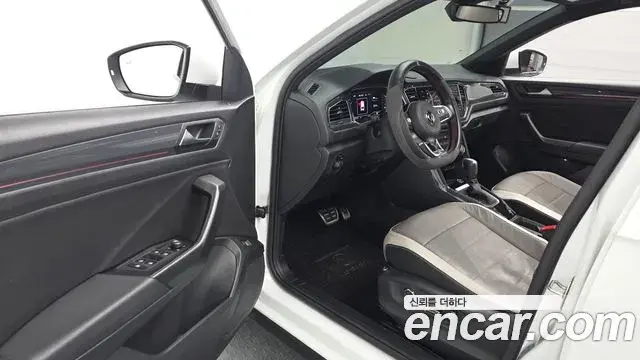 Volkswagen T-Roc 2021 — ფოტო 27/30