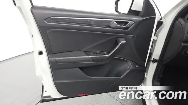 Volkswagen T-Roc 2021 — ფოტო 19/30