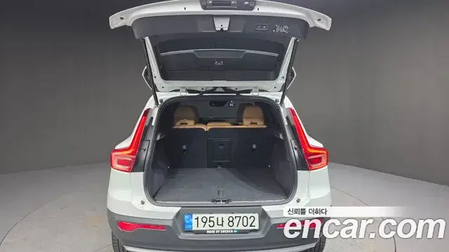 Volvo XC40 2021 — Photo 8/20