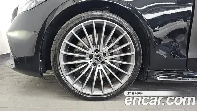 Mercedes-Benz S-Class 2025 — Photo 19/36