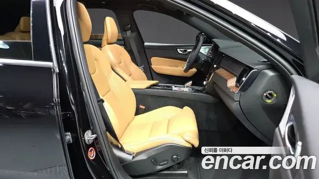 Volvo XC60 2022 — Şəkil 7/37