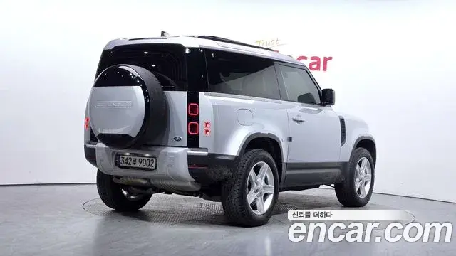 Land Rover Defender 2021 — Photo 29/32