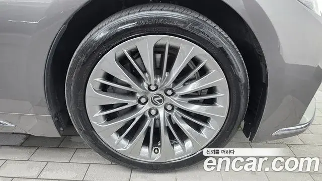 Lexus LS500 2021 — Photo 26/36