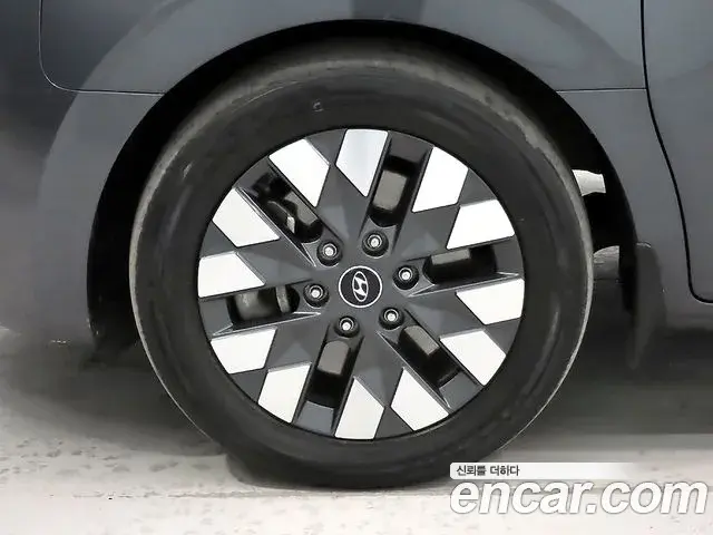 Hyundai Staria 2021 — Фото 4/20