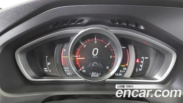 Volvo V40 Cross Country 2019 — ფოტო 21/31