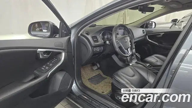 Volvo V40 Cross Country 2019 — ფოტო 23/31