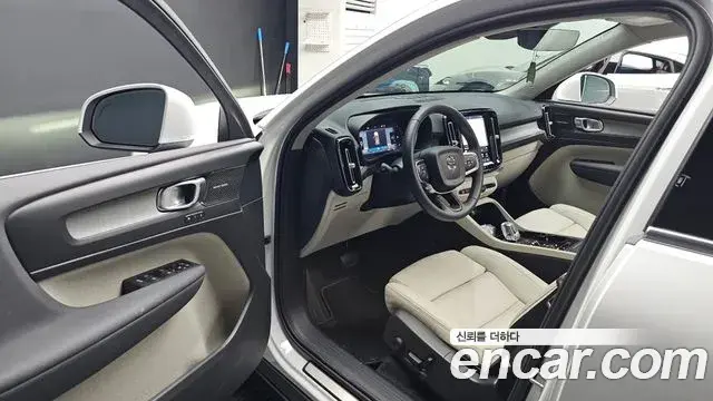 Volvo XC40 2025 — ფოტო 17/20