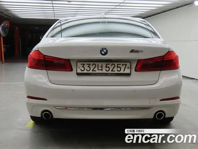BMW 5 Series 2018 — Şəkil 10/20