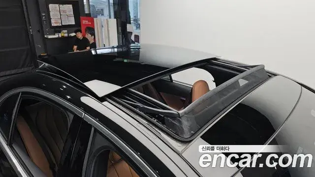 Mercedes-Benz E-Class 2024 — Photo 27/33