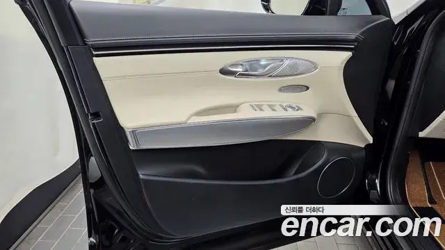Genesis GV70 2023 — Photo 29/34