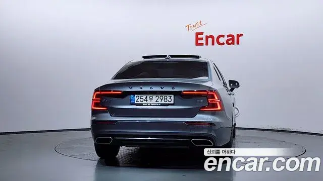 Volvo S60 2021 — Şəkil 13/34