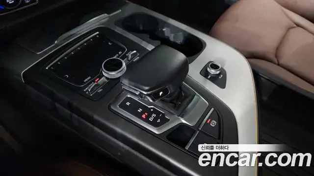 Audi Q7 2019 — Şəkil 12/39