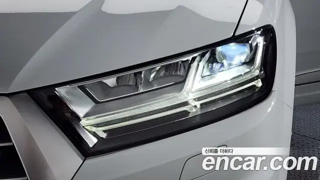 Audi Q7 2019 — Şəkil 33/39