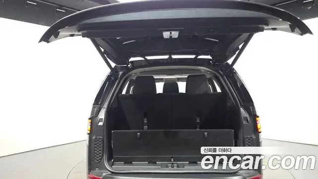 Land Rover Discovery 5 2018 — Photo 8/20