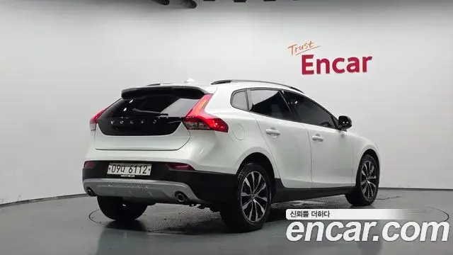 Volvo V40 Cross Country 2019 — ფოტო 13/20
