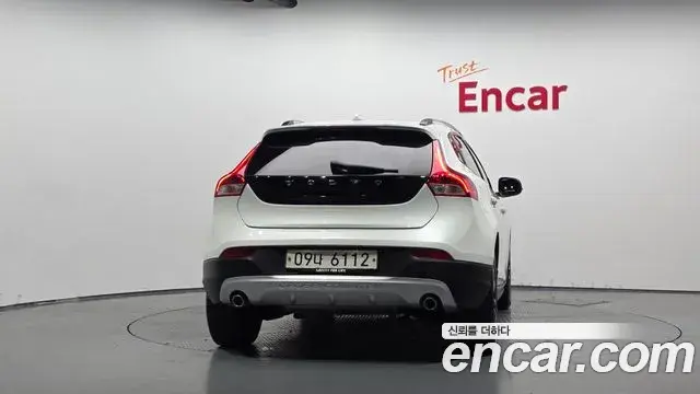 Volvo V40 Cross Country 2019 — ფოტო 3/20