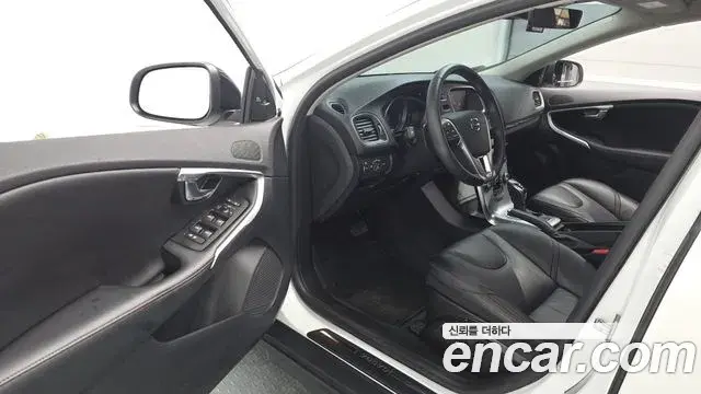 Volvo V40 Cross Country 2019 — ფოტო 14/20