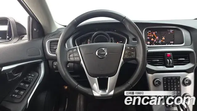 Volvo V40 Cross Country 2019 — ფოტო 2/20
