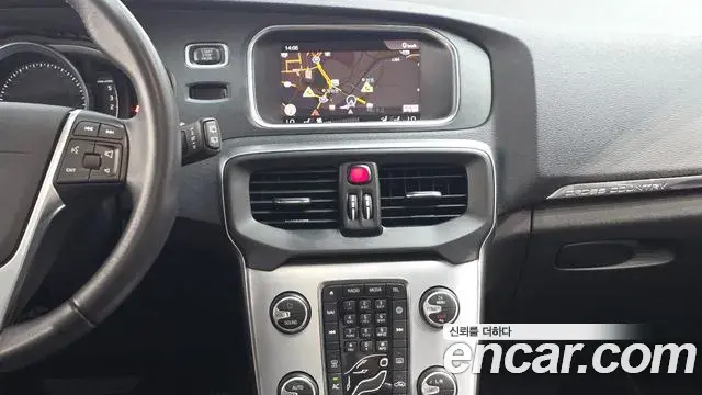 Volvo V40 Cross Country 2019 — ფოტო 9/20