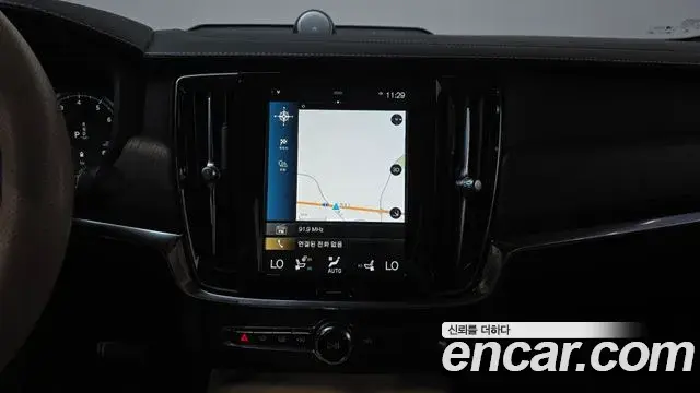 Volvo S90 2021 — Photo 27/33