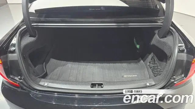 Volvo S90 2021 — Photo 28/33