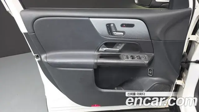 Mercedes-Benz GLB-Class 2021 — ფოტო 22/32